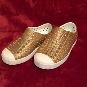 Sz 8C girls Native slip on shoes. Gold Glitter